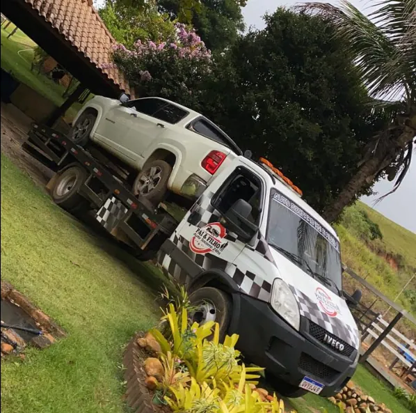 Veículo sendo carregado na plataforma do guincho